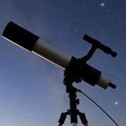 Telescopio en un cielo nocturno